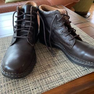 Great winter boots in dark brown leather, like new condition